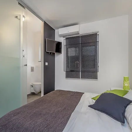 Modern With Pool And Bubble Bath Pula