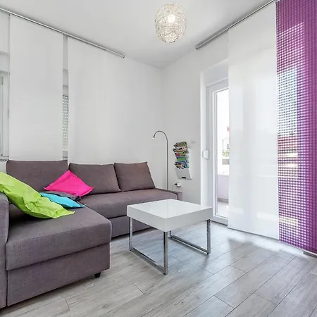 Modern With Pool And Bubble Bath Pula