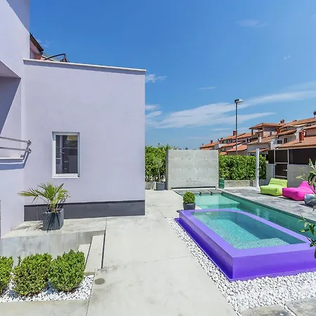 Modern With Pool And Bubble Bath Holiday home
