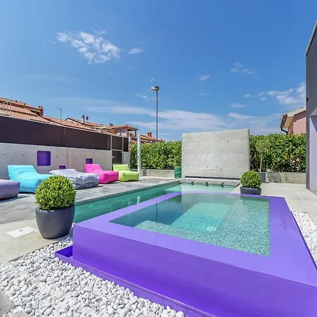 Holiday home Modern With Pool And Bubble Bath