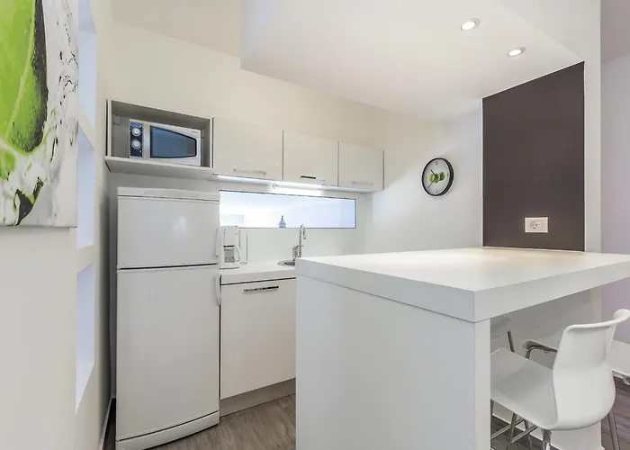 Nyaraló In Near Póla