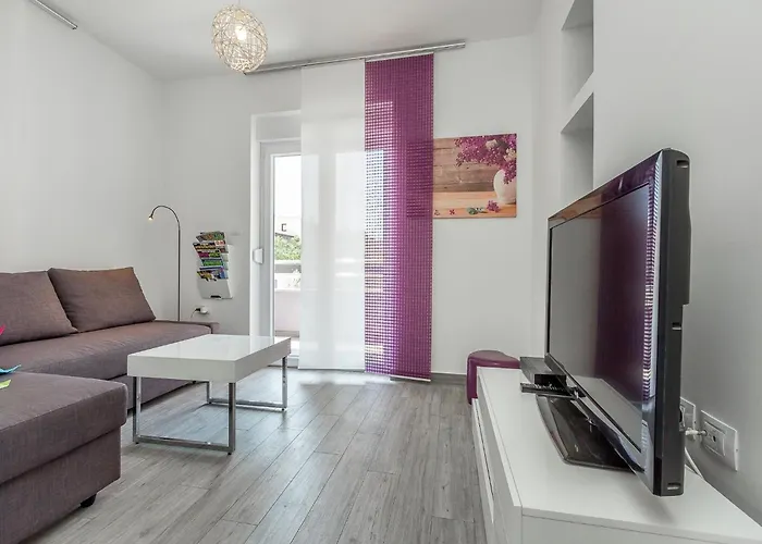 In Near Nyaraló Póla